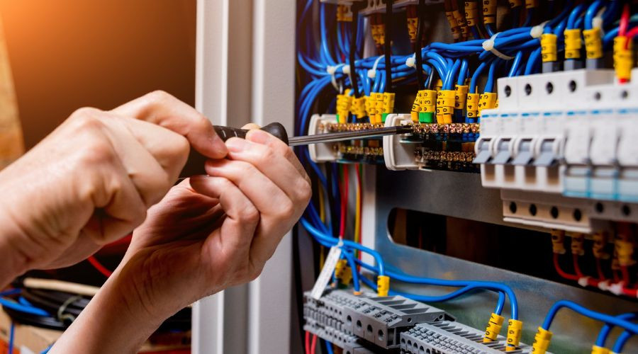 Welche Fachkräfte dürfen eine Prüfung elektrischer Anlagen durchführen?