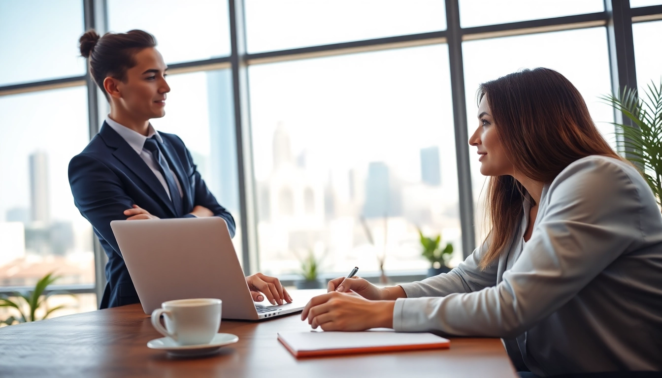 Personalvermittlung durch einen Recruiter im modernen Büro, der einem Kandidaten zuhört.