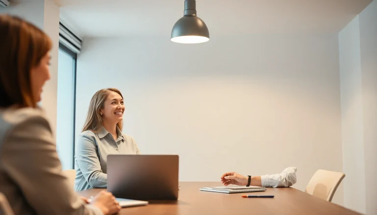 Strategie für Bewerbungen von Führungskräften: Professionelle Beratung am Laptop notierend.